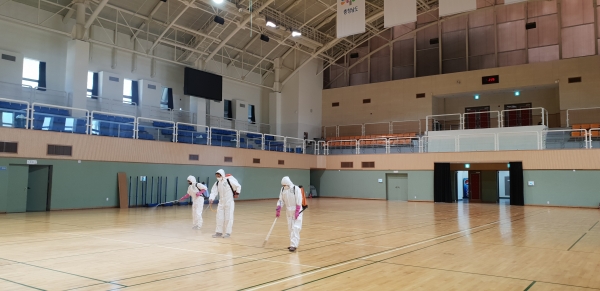 실내 공공체육시설 개방 전 소독 모습