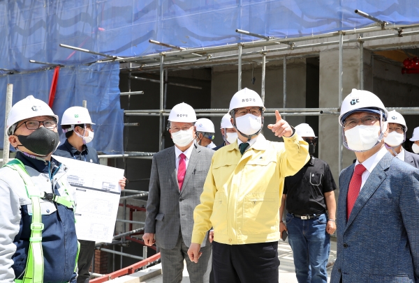 정용래 유성구청장, 어버이날 맞아 제2노인복지관 신축현장 점검 모습