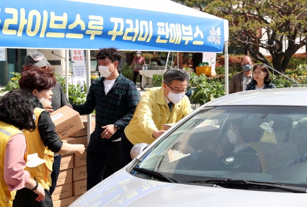 착한소비 릴레이 ‘만원의 행복팜(farm)꾸러미’ 드라이브스루 직거래장터 개시