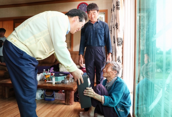김홍장 당진시장 '제48회 어버이날' 맞아 장수어르신 가구 방문 모습