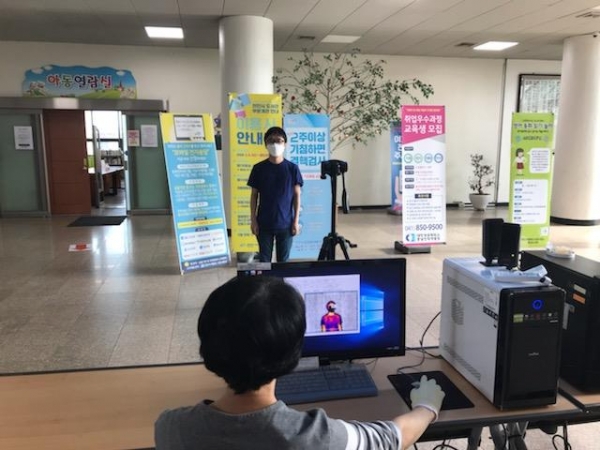 중앙도서관이 지난 6일부터 부분 개관에 들어가 출입구에서 손 소독 및 발열 체크를 하고 있다.