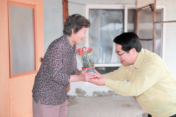 오세현 아산시장이 독거어르신 가정을 방문해 카네이션을 전달하고 있다.