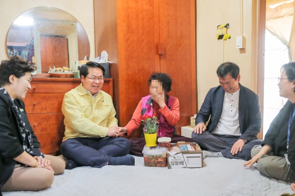 오세현 아산시장이 독거어르신 가정을 방문해 카네이션을 전달하고 있다.