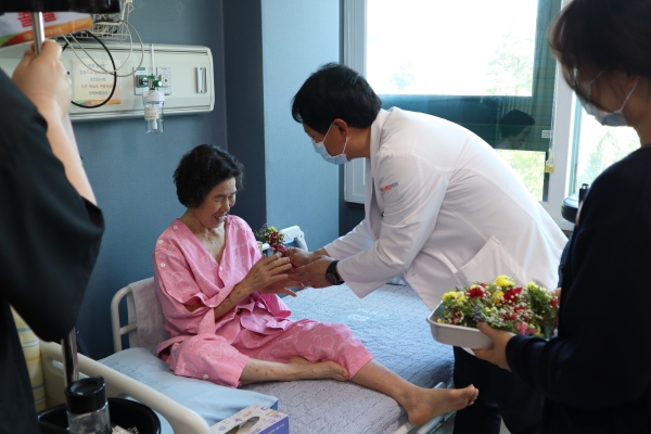 대전센텀병원, 어버이날 맞아 환자들에게 카네이션 전달