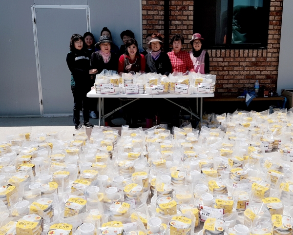 ‘된장카레 만들기 봉사’ 모습.