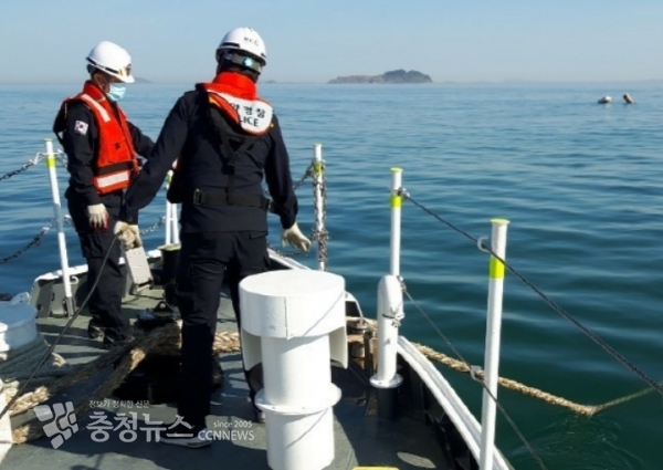 태안해경 연안경비함정 P-111정 근무자들이 저 멀리 유실된 안강망 어구 연결 로프를 찾아 붙잡고 주변 안전관리 중에 있다. (출처=태안해양경찰서)