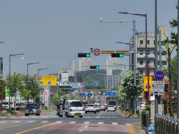 은어송초등학교 앞 기존 카메라 설치모습