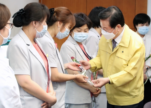 장종태 서구청장이 11일 ‘국제간호사의 날(5월 12일)’을 하루 앞둔 이날, 건양대학교 병원의 선별진료소 현장을 찾아 의료관계자들에게 케이크와 장미꽃을 전달했다.