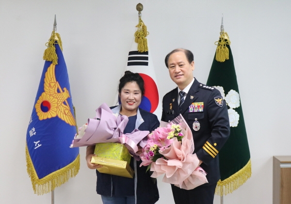 관제요원 김은주 씨(왼쪽)와 유병희 부여경찰서장