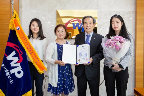 한국서부발전 김병숙 사장(우측 두 번째)이 국가기록원 주관 ‘2019년 국가기록관리 유공’ 행정안전부장관 표창을 수여받고 담당 직원들과 함께 기념사진 촬영을 하고 있다.