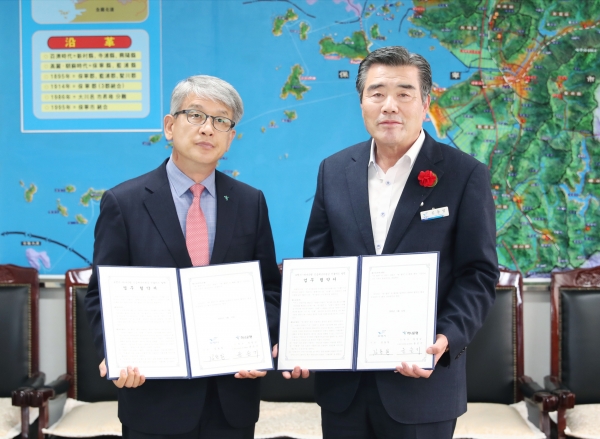 긴급재난지원금 선불카드 발행 업무협약(좌측 윤순기 하나은행 충청영업그룹 총괄대표, 우측 김동일 보령시장).