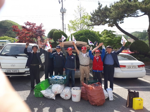 태극기무궁화사랑회, 청양 운곡면에서 국기꽂이 부착 봉사