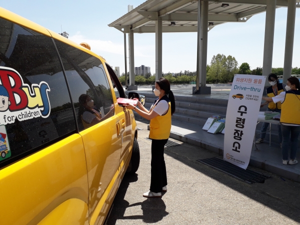 대덕구 어린이급식관리지원센터가 지난 7일 한남대학교에서 드라이브스루 방식으로 어린이급식소에 위생용품을 전달했다.