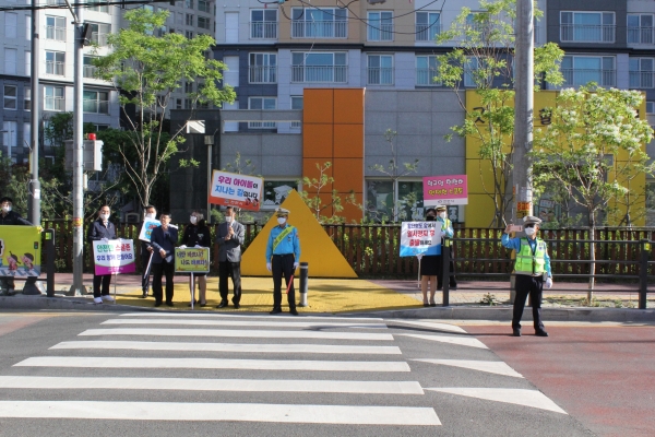13일 신안초 어린이보호구역 내 무인단속장비 설치 집중 홍보