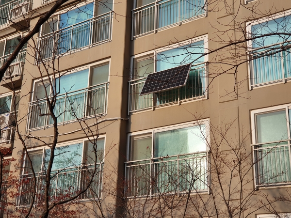 공동주택 100가구에 미니태양광 설치 모습