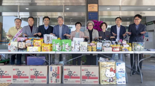 13일 구청에서 왼쪽부터 박상수 롯데제과대전공장 매니저(세 번째), 임영청 성경김 대표(네 번째), 박정현 대덕구청장(다섯 번째), 김익자 푸드마켓3호 점장(여섯 번째), 이만철 크라운제과대전공장 품질관리팀장(여덟 번째)이 기부식품 나눔의 날 행사에 참여했다.