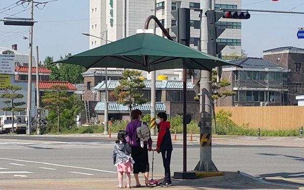 서산시가 시민들의 시원한 여름나기와 열사병 등 온열질환 예방을 위해 시내권 주요 횡단보도 등에 그늘막을 설치하고 본격 운영에 들어갔다.