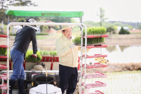 김홍장 당진시장은 14일 신평면 도성리 안동일(55세) 농가의 모내기 현장을 직접 방문해 모내기 시연