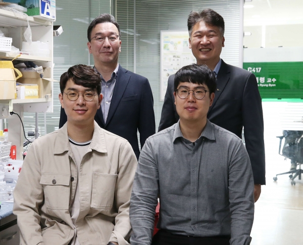 왼쪽 뒤부터 시계방향으로 홍정욱 교수, 전석우 교수, 이상언 박사, 조동휘 박사과정