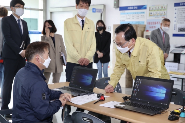 박상돈 천안시장이 코로나19 대응현장을 점검하고 있는 모습