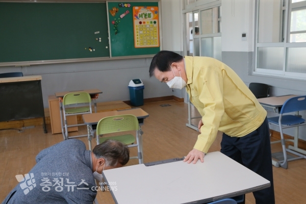 천북중학교에서 김창태 학교장과 함께 교실 상태를 점검하는 김지철 교육감
