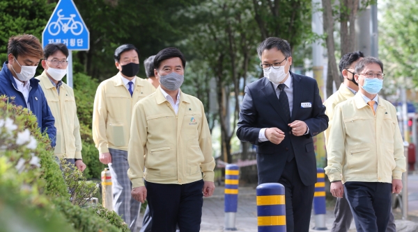 황인호 동구청장이 윤종권 산내초등학교 교장의 설명을 듣고 있다