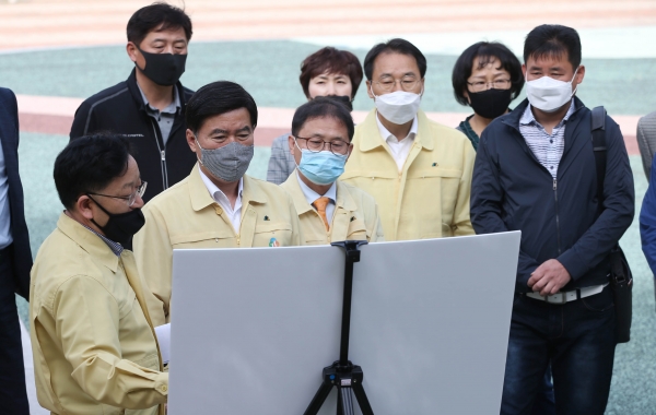 황인호 동구청장이 건의사항 관련 설명을 듣고 있다.