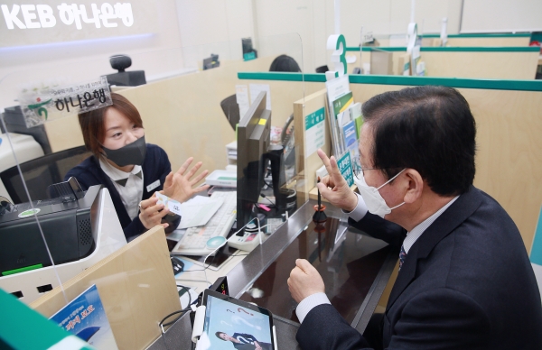 장종태 서구청장이 14일 서구청내 하나은행을 방문 온통대전 카드를 발급받았다.