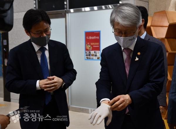 라텍스 장갑 착용하는 최기영 과기부 장관 / 충청뉴스 이성현 기자