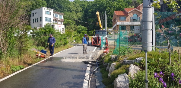 천안시가 지난 12일 태조산 약수터의 관정청소(에어써징)를 하고 있다.