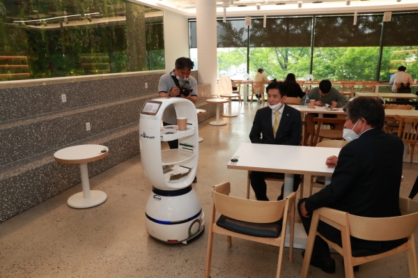 최병욱 총장이 비전세미콘이 선보인 대전 유성 봉명동 소재의 스토랑트를 방문해 무인자동화로 운영되는 시스템을 직접 체험하고 있다.