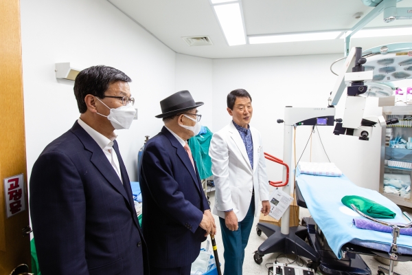 명위진 이사장, 고향민 위해 첨단의료장비 기증-가운데