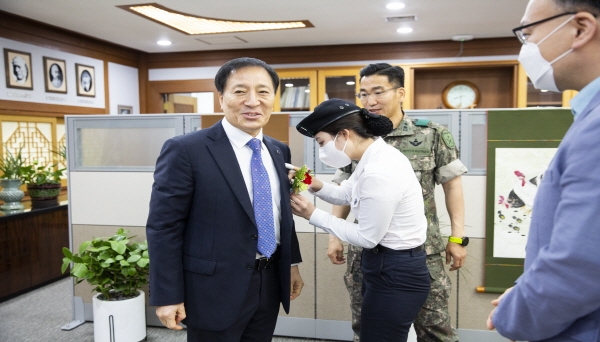 배재대 170학생군사교육단(학군단) 후보생들이 15일 김선재 배재대 총장을 찾아 카네이션을 달아드리고 있다.