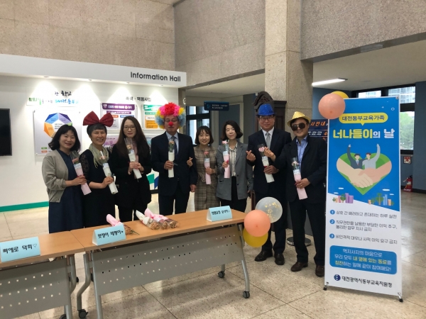 15일, 간부공무원들이 직접 참여하여 출근하는 직원들에게 청렴명언이 담긴 청렴꽃을 전달하는 청렴플라워데이 행사를 했다