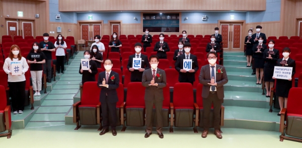 지난 15일 한밭대학교 최병욱 총장(맨 앞줄 가운데)과 학생홍보대사, 홍보기자단 학생들이 #덕분에 챌린지에 참여하여 코로나19에 맞서 고군분투하고 있는 의료진들을 응원하고 있다.