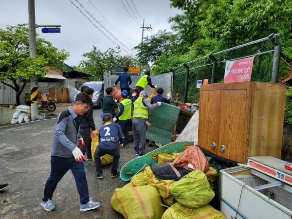 대전중구환경봉사단, 홀몸어르신 가정 생활폐기물 처리 모습