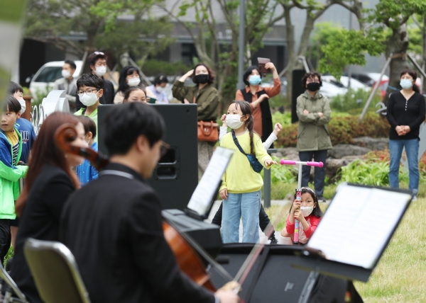 발코니 음악회 진행 모습