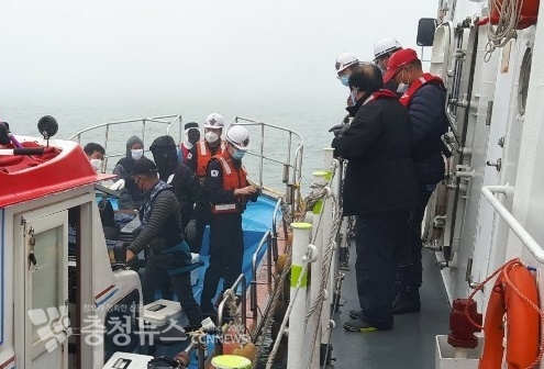 충남 태안군 천리포 서쪽 5마일 해상에서 기관고장으로 표류하던 낚시어선 A호와 승선자들의 안전을 확인하고 있는 P~