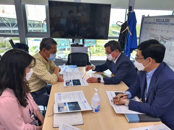 노박래 서천군수, 정부예산 확보 위해 나서다 (설명을 듣고 있는 이상호 항만연안재생과장 상단 첫번째).