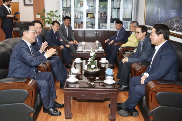 박상돈 천안시장이 18일 아산시를 찾아 오세현 시장과 양 시의 공동발전과 협력방안에 대해 논의하고 있다.