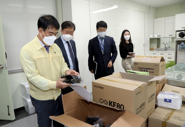 남부호 부교육감이 대전공업고등학교를 방문하여 급식 등 방역준비 상황을 사전 현장 점검하는 모습