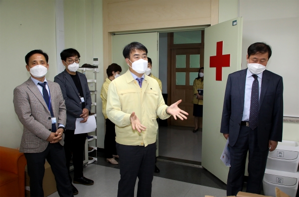 남부호 부교육감이 대전공업고등학교를 방문하여 급식 등 방역준비 상황을 사전 현장 점검하는 모습