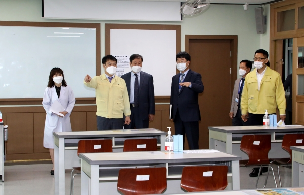 남부호 부교육감이 대전공업고등학교를 방문하여 급식 등 방역준비 상황을 사전 현장 점검하는 모습