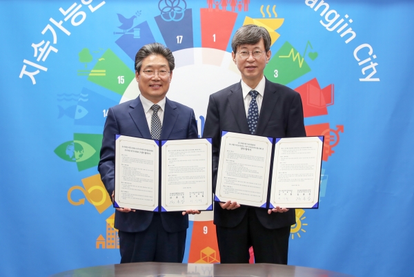 아동친화도시 지방정부협의회, 유니세프한국위원회와 협약/(오른쪽) 유니세프한국위원회 이기철 사무총장.