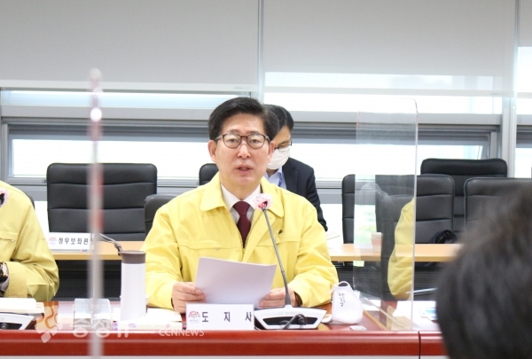 19일 열린 실국원장회의에서 양승조 지사가 충남지방중소벤처기업 개청을 축하했다.