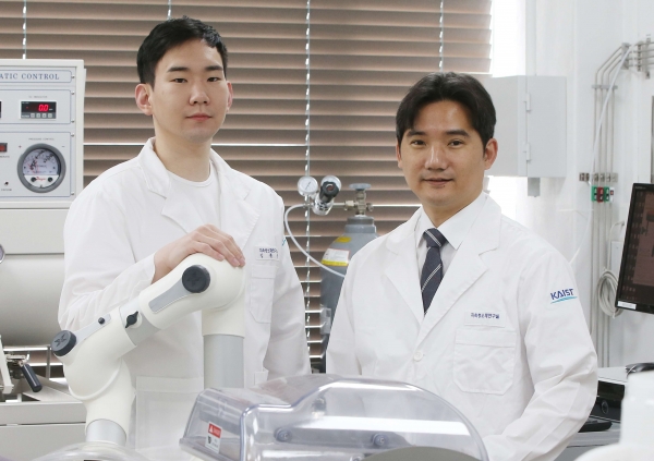 KAIST 김홍준 박사(왼쪽)와 홍승범 교수(오른쪽)