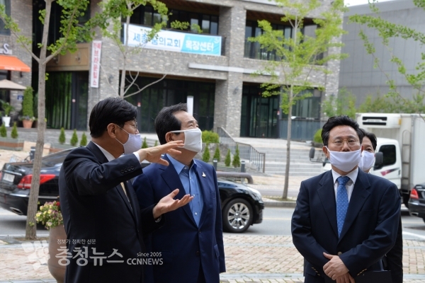 이춘희 세종시장, 정세균 국무총리 세종시 한솔동 행정복지센터 안내