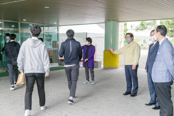 오세현 아산시장이 등교하는 학생들과 인사하고 있다