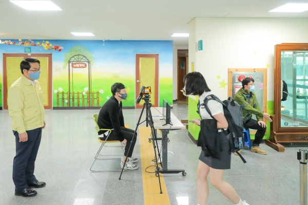 열화상 카메라로 발열체크 과정을 지켜보는 오세현 아산시장
