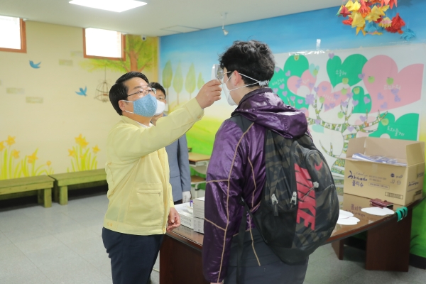 체온 측정을 해보는 오세현 아산시장